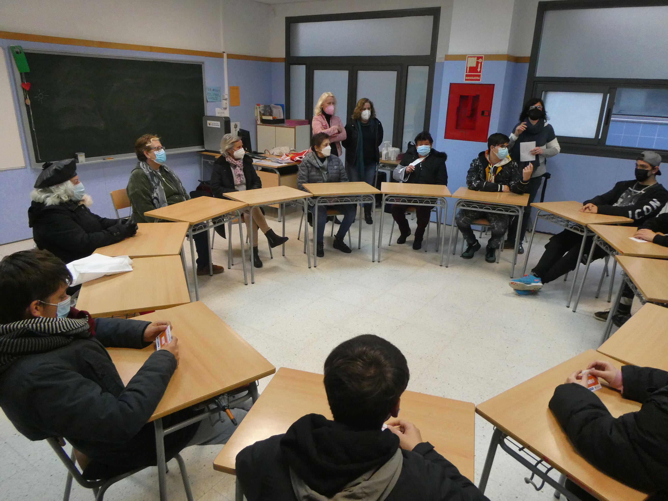 Momento del encuentro entre los estudiantes y las personas mayores en el IES La Nucía