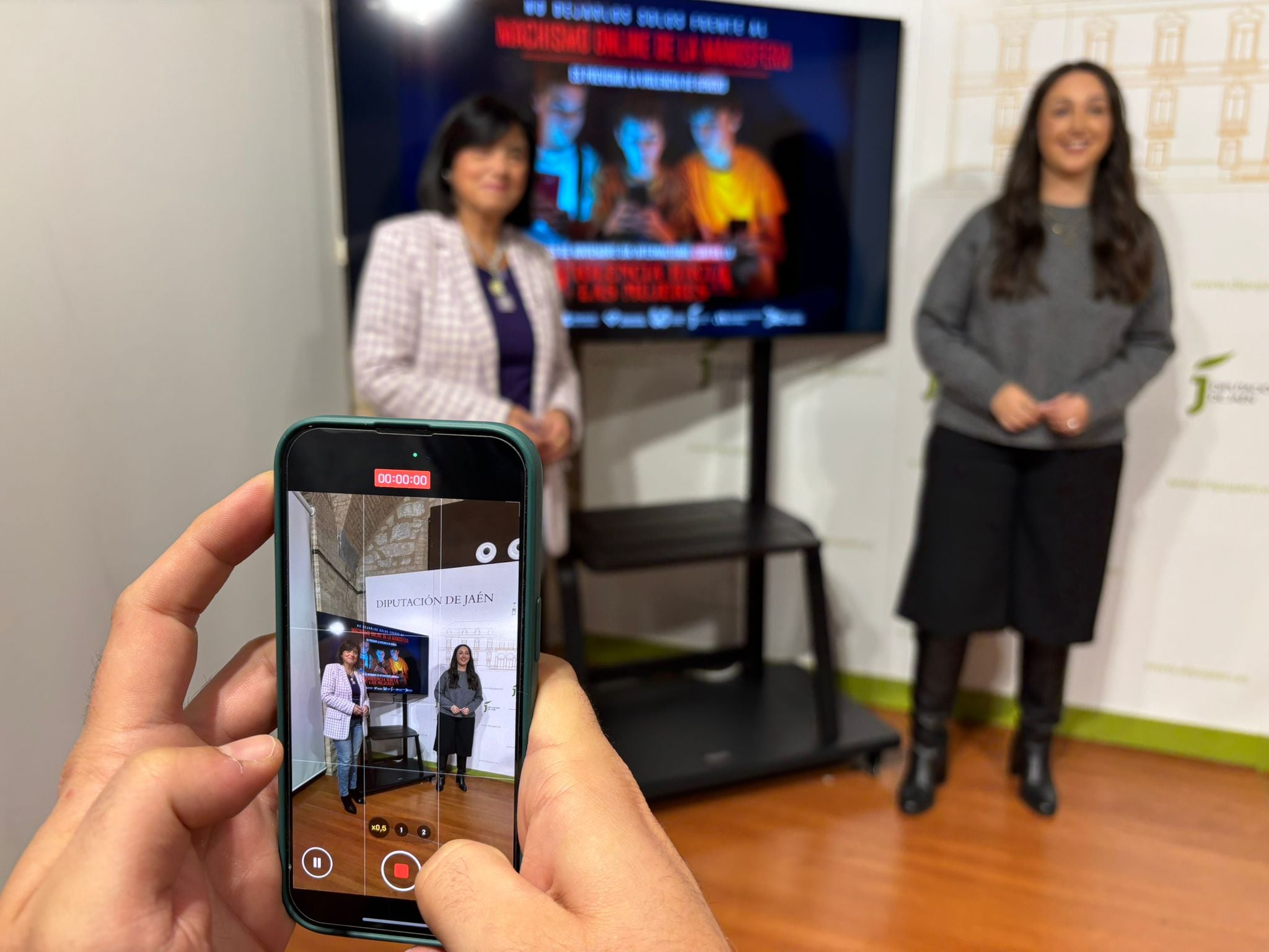 La vicepresidenta de la Diputación en Jaén, Paqui Medina, y la diputada de Igualdad, María Ruiz, presentan las actividades con motivo del 25N.