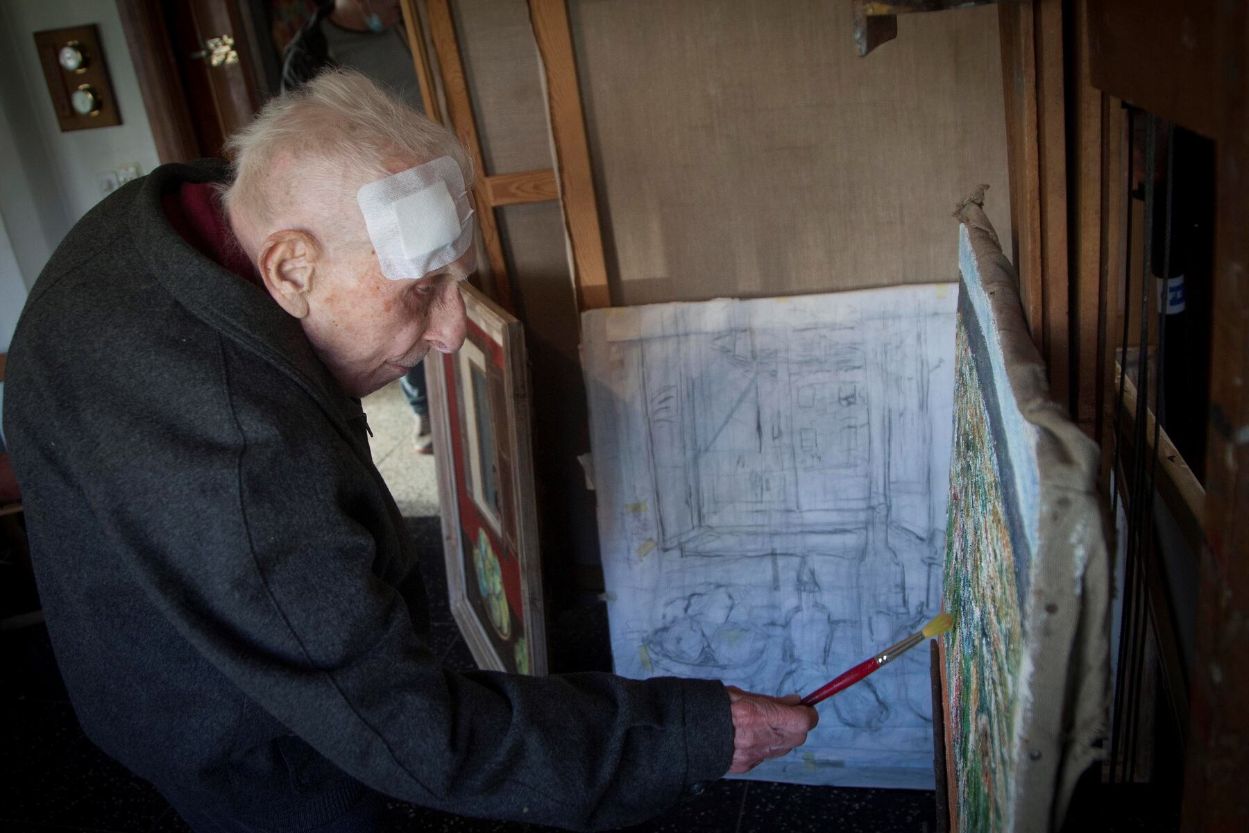 El pintor vigués Luis Torras está a punto de cumplir 110 años en plenas facultades físicas y pintando todos los días. EFE / Salvador Sas