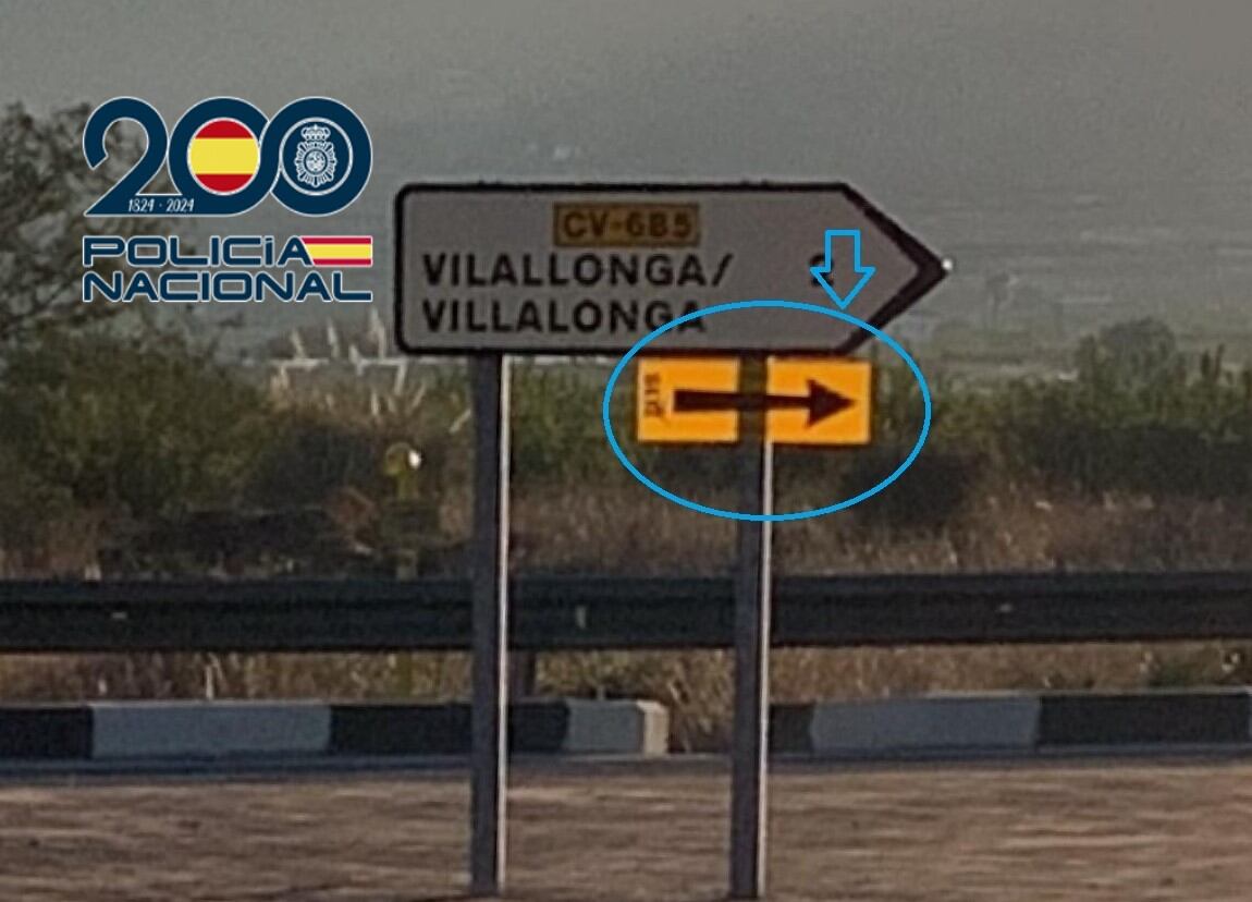 Algunas de las señales sustraídas en el recorrido de la Volta Ciclista de La Safor.