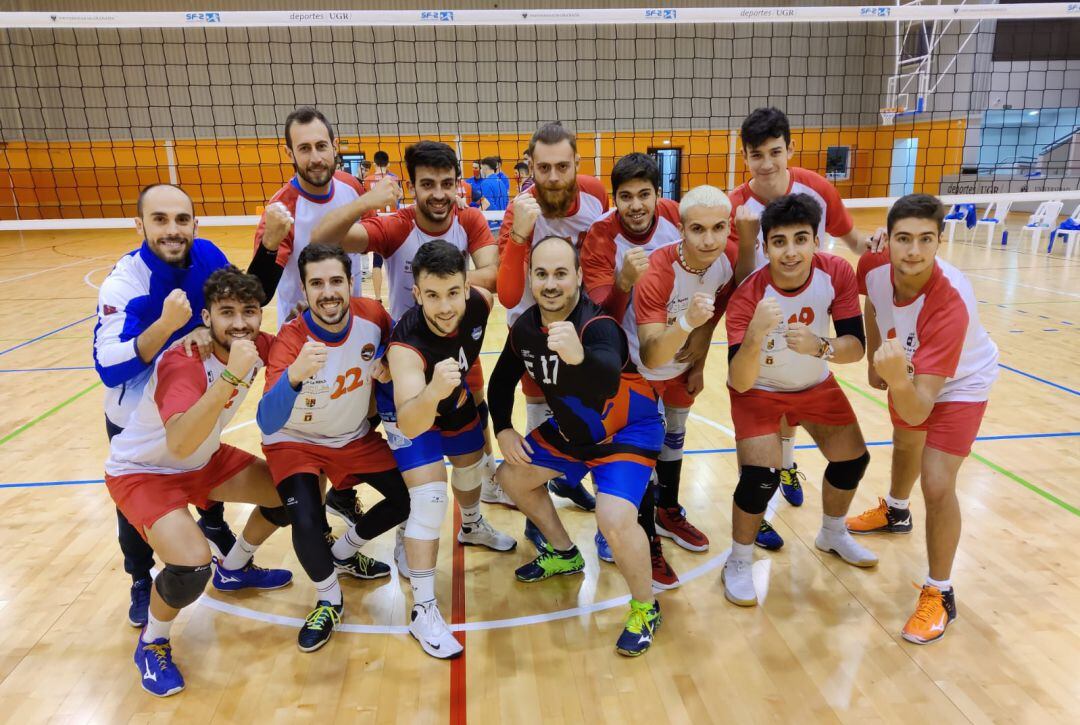 Los jugadores y el entrenador celebran una victoria