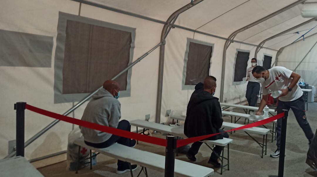 Atención a migrantes en el Puerto de Alicante