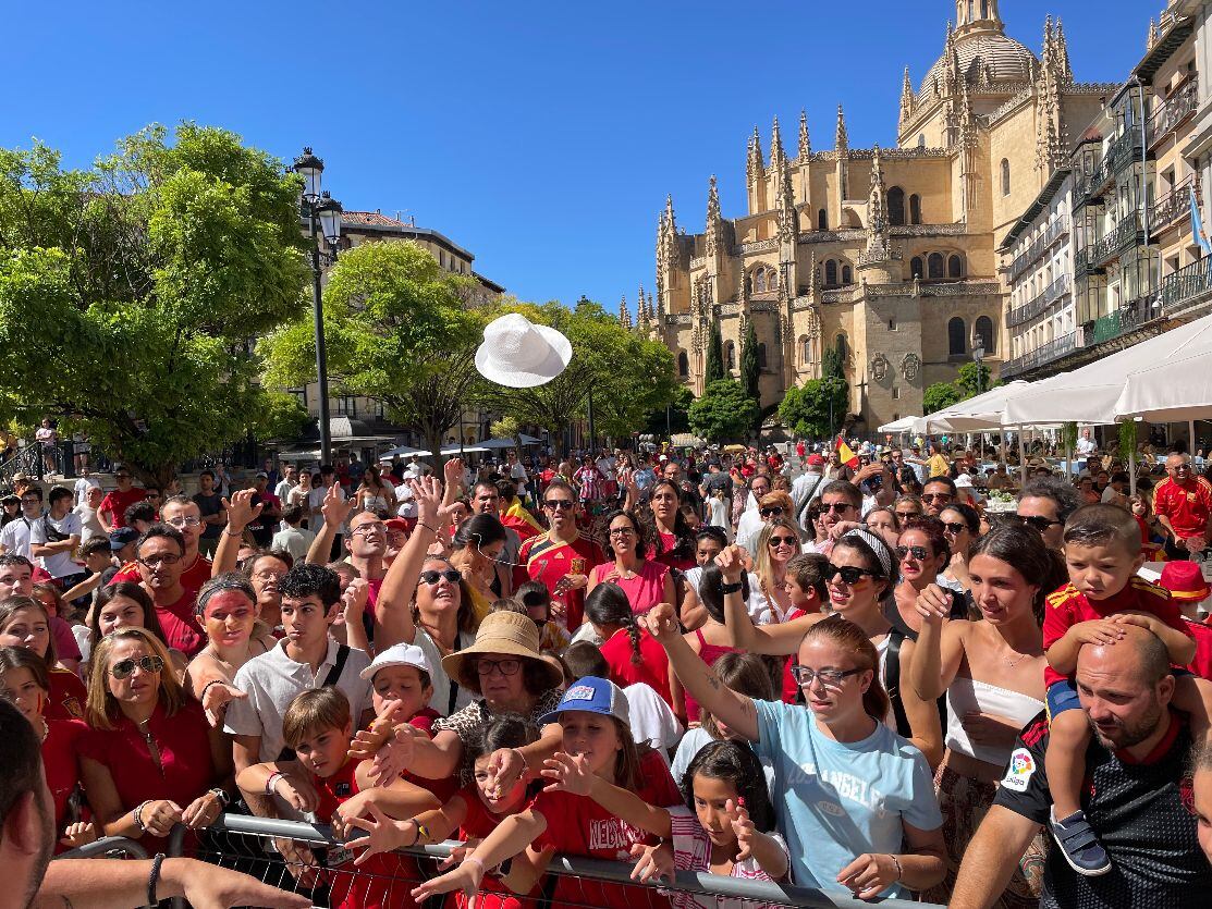 Aficionados siguiendo la final del mundial de fútbol femenino en la Plaza Mayor