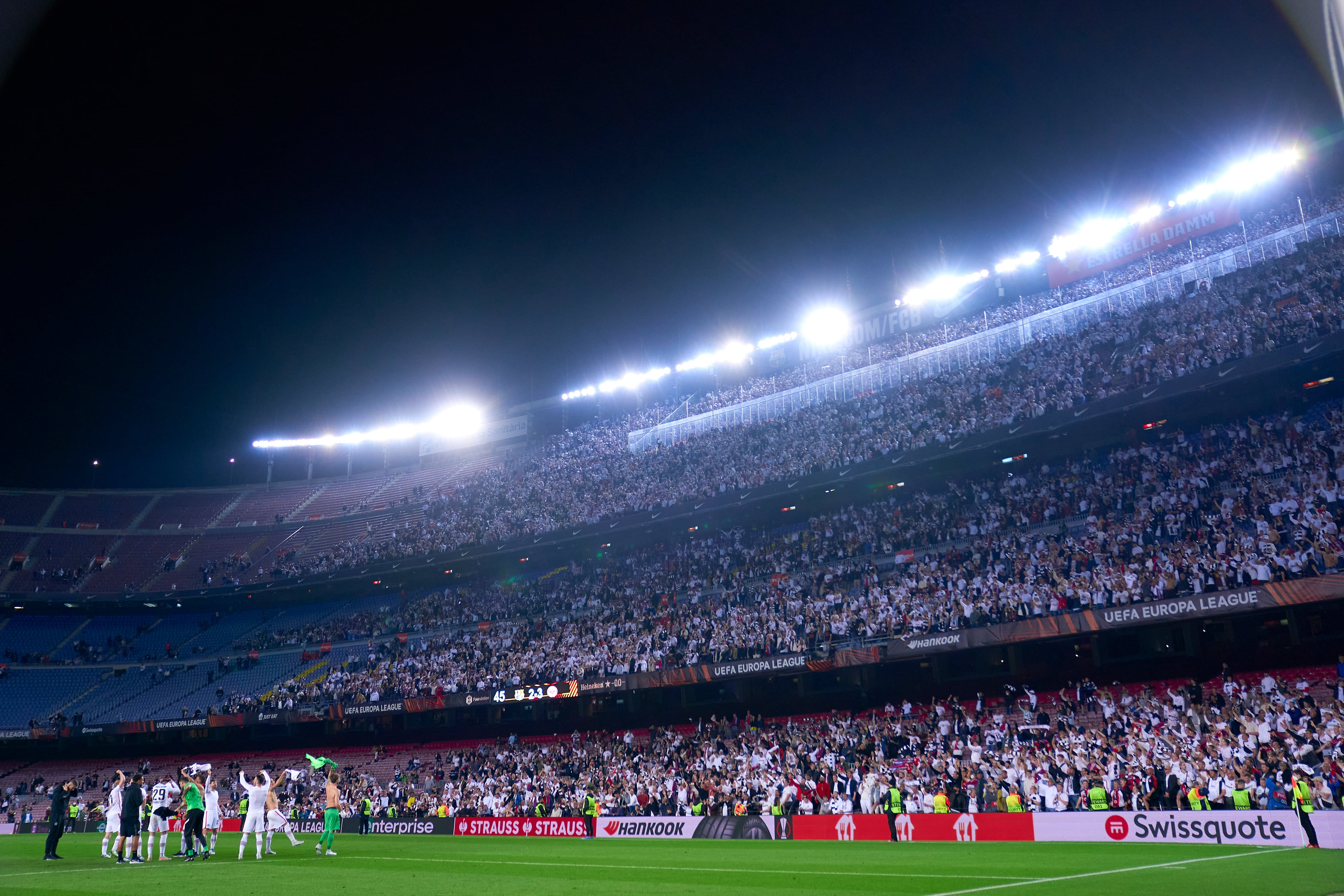 Jugadores del Eintracht celebran con sus aficionados el pase a semifinales de la Europa League en el Camp Nou, el pasado 14 de abril