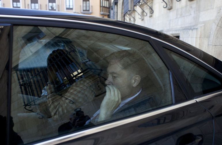 27.10.14 LEON El presidente de la Diputación de León, Marcos Martinez, a su salida del edificio en un coche acompañado por miembros de la Guardia Civil, tras haber sido detenido hoy, 27 de Octubre de 2014, durante una operación anticorrupción.// Foto: And