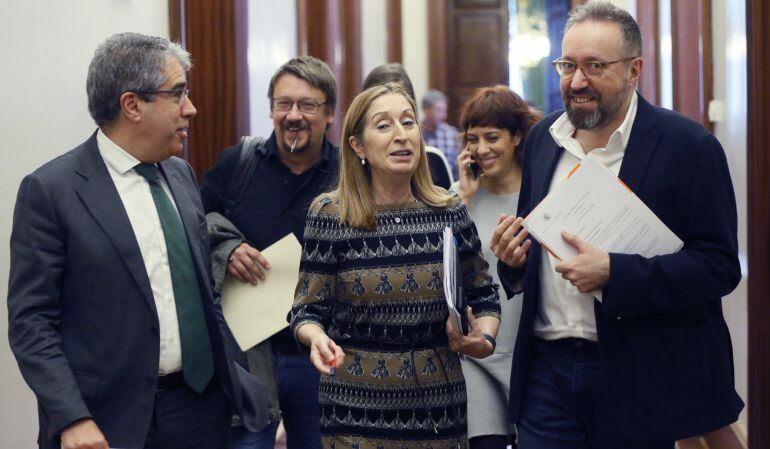 La presidenta del Congreso, Ana Pastor (c), junto al portavoz del PDeCAT, Francesc Homs (i), y el portavoz de Ciudadanos, Juan Carlos Girauta (d), a su llegada a la reunión de la Junta de Portavoces, esta mañana en el Congreso de los Diputados