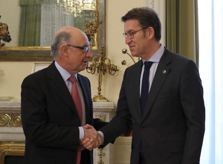 El ministro de Hacienda y Función Pública, Cristóbal Montoro, saluda al presidente de la Xunta, Alberto Núñez Feijóo, al inicio de la reunión que han mantenido hoy en la sede del Ministerio