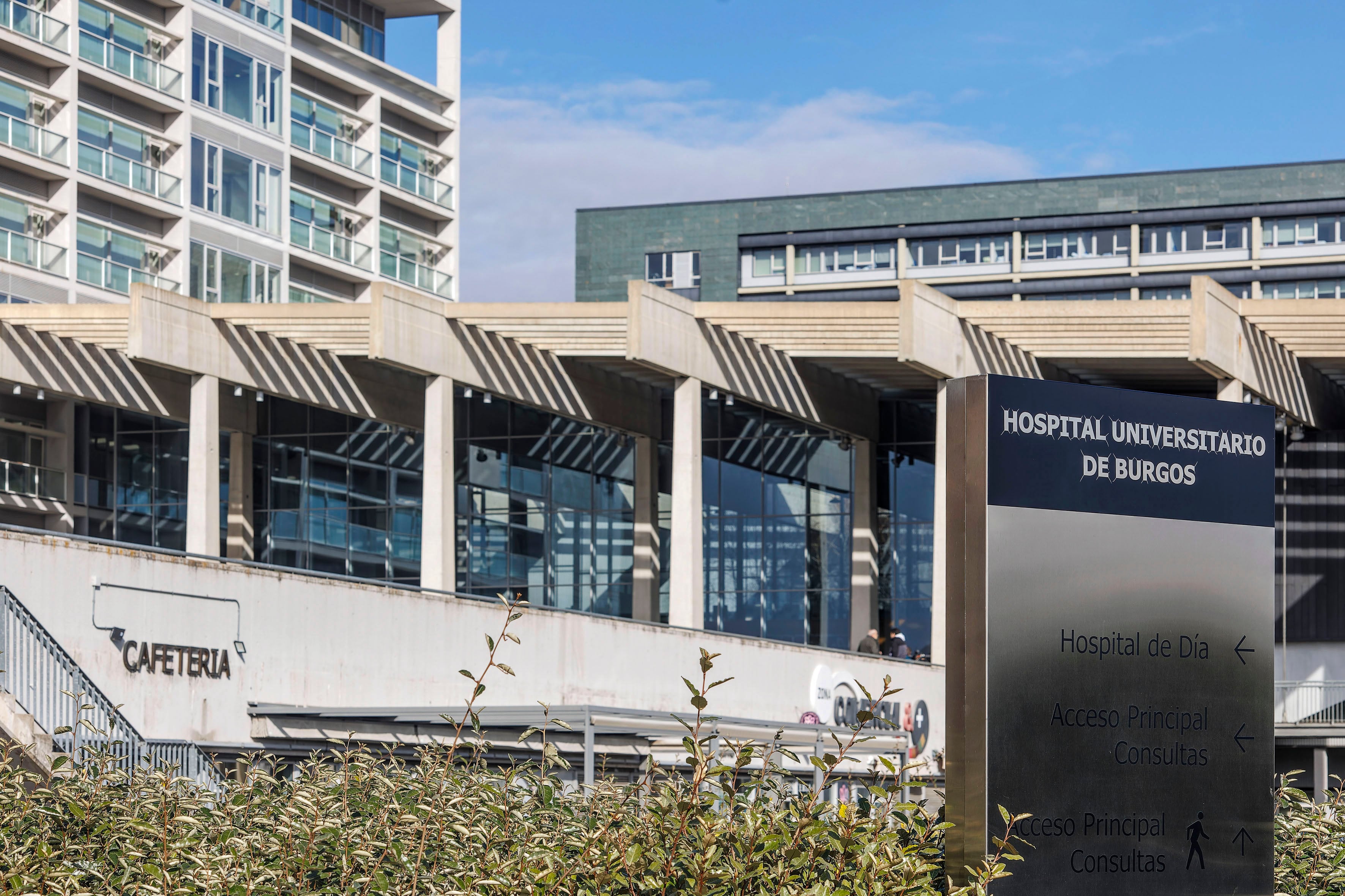 Vista del Hospital Universitario de Burgos en donde han fallecido dos pacientes oncológicos por un error en el medicamento. EFE/ Santi Otero
