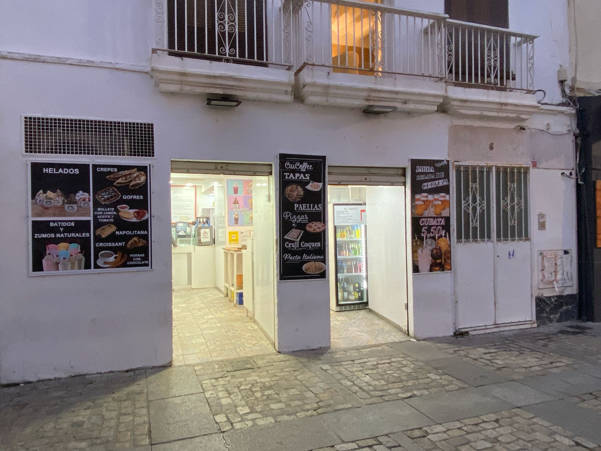 Fachada de  un comercio en la plaza de la Catedral