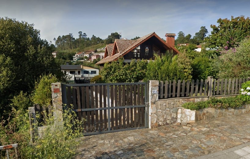 La casa, de madera, resultó calcinada.