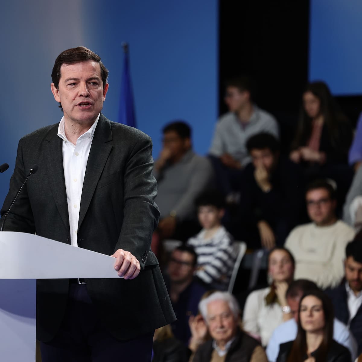 Las encuestas apuntan a una nueva victoria del PP en Castilla y León, que seguiría necesitando a un Vox que confirma su ascenso en las autonómicas