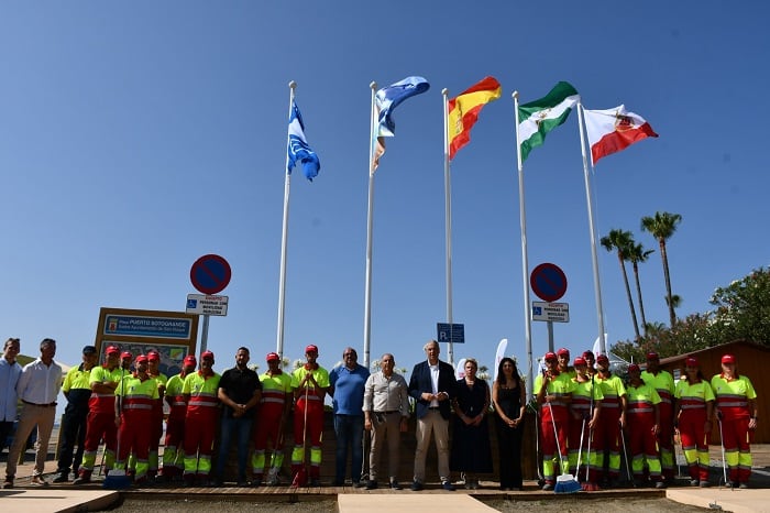 Izado de la bandera azul en la playa de Puerto Sotogrande