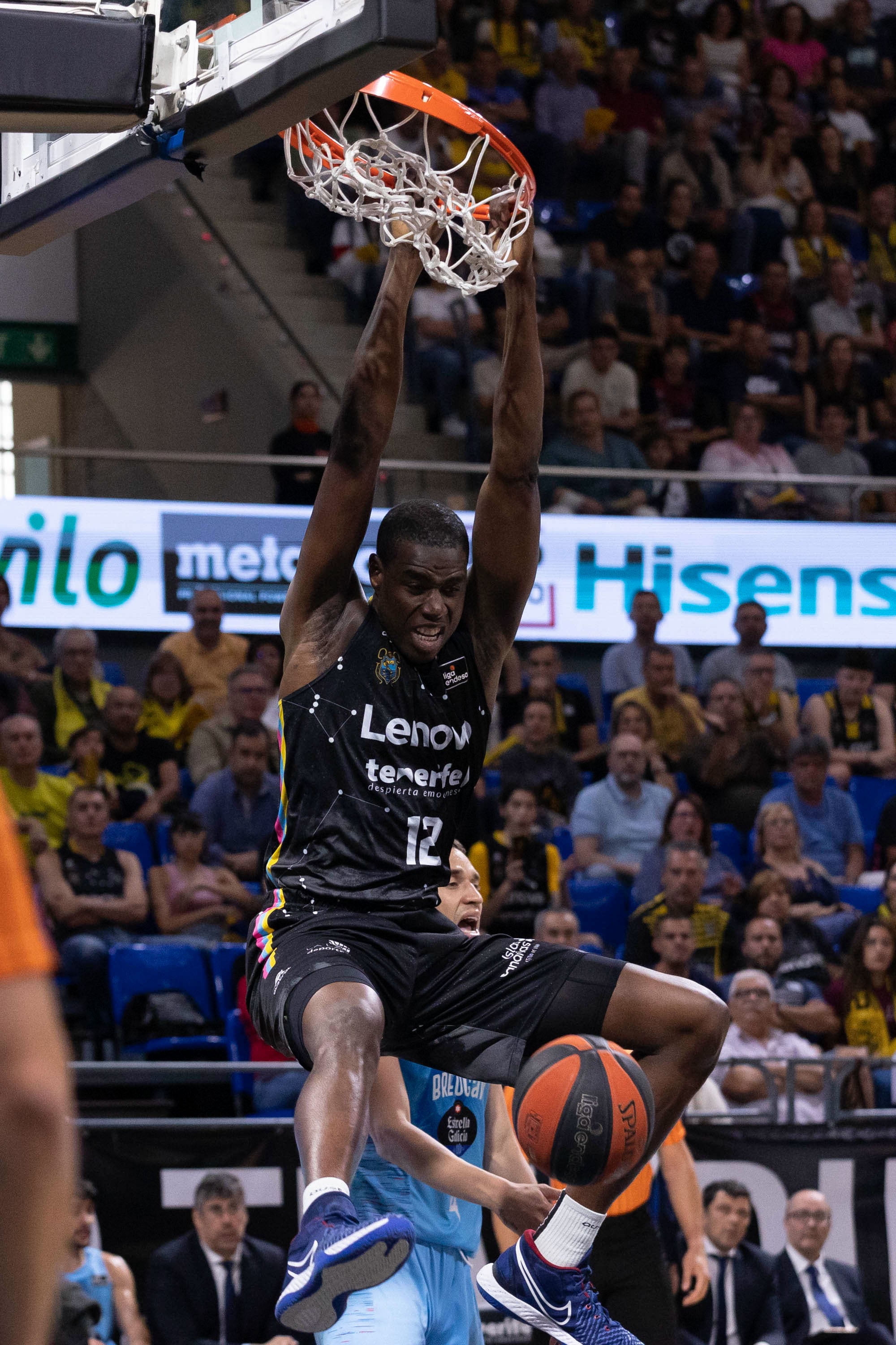 LA LAGUNA (TENERIFE), 23/04/2023.- El pívot del Lenovo Tenerife, Moussa Diagne, realiza un mate, durante el partido de la jornada 29 de la Liga Endesa que ambos equipos disputaron este domingo en el pabellón Santiago Martín, en La Laguna. EFE/ Miguel Barreto