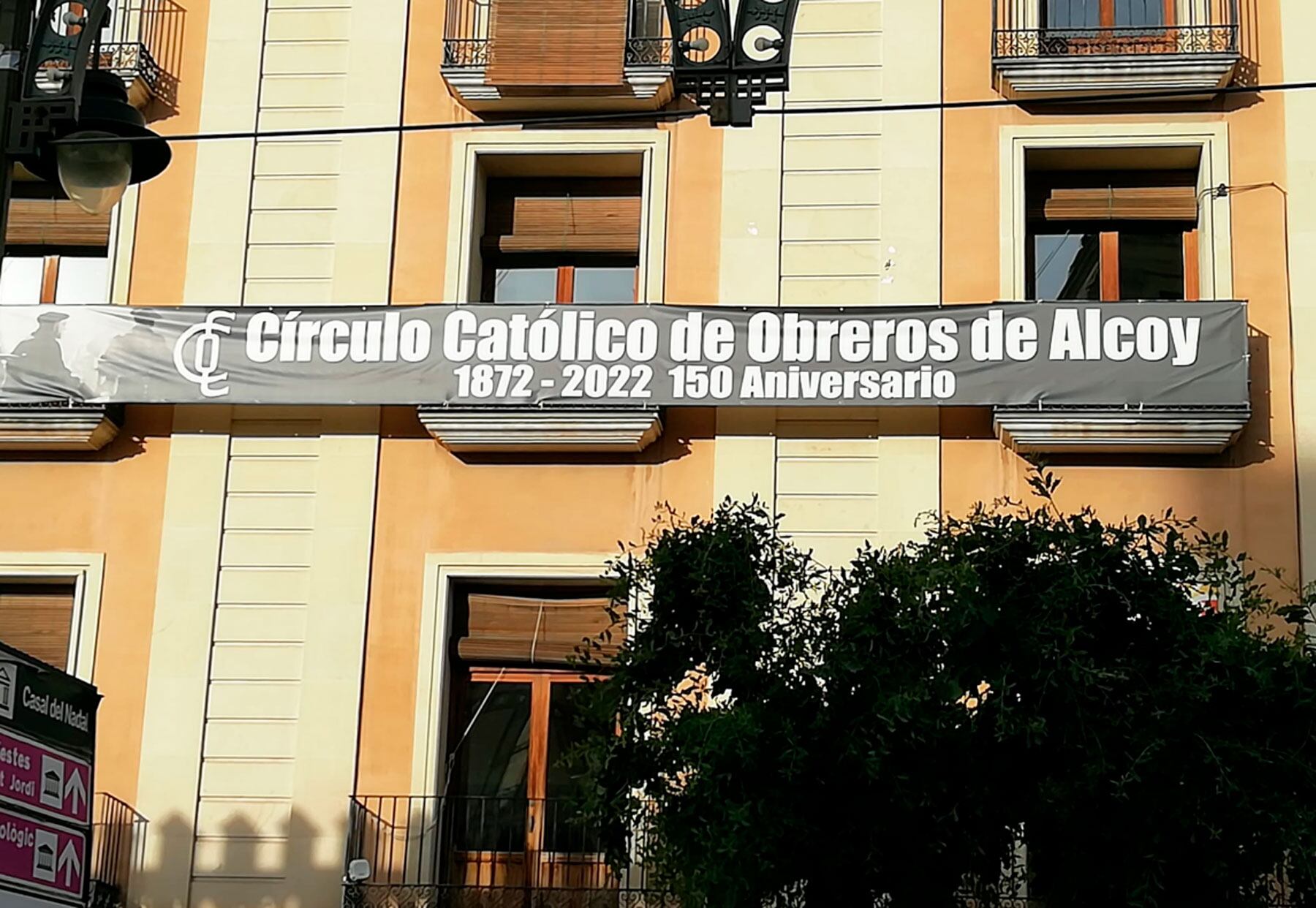 En la fachada de la sede del Círculo Católico en la Plaza de España hay una pancarta que recuerda esta efemérides