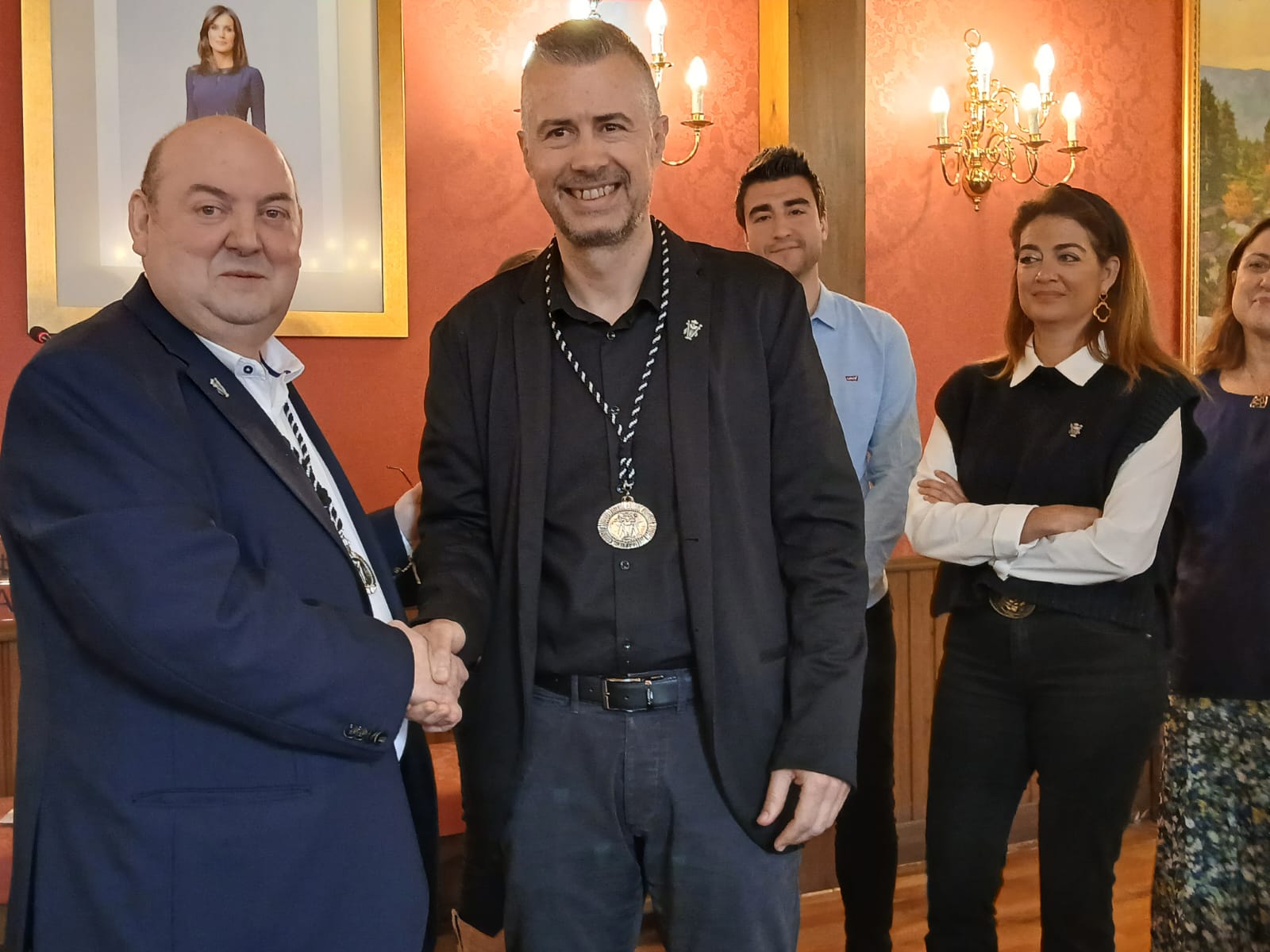 La Real Hermandad de la Sangre de Cristo otorga al ayuntamiento su título de Hermano Mayor