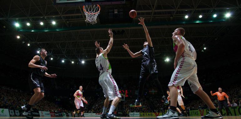 El baskonista Kim Tillie intenta obstaculizar una acción de ataque de Bilbao Basket