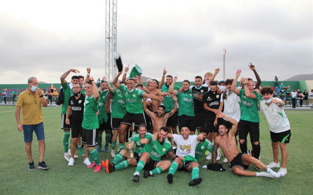 Los jugadores y cuerpo técnico del US Yaiza celebrando el ascenso a Tercera.