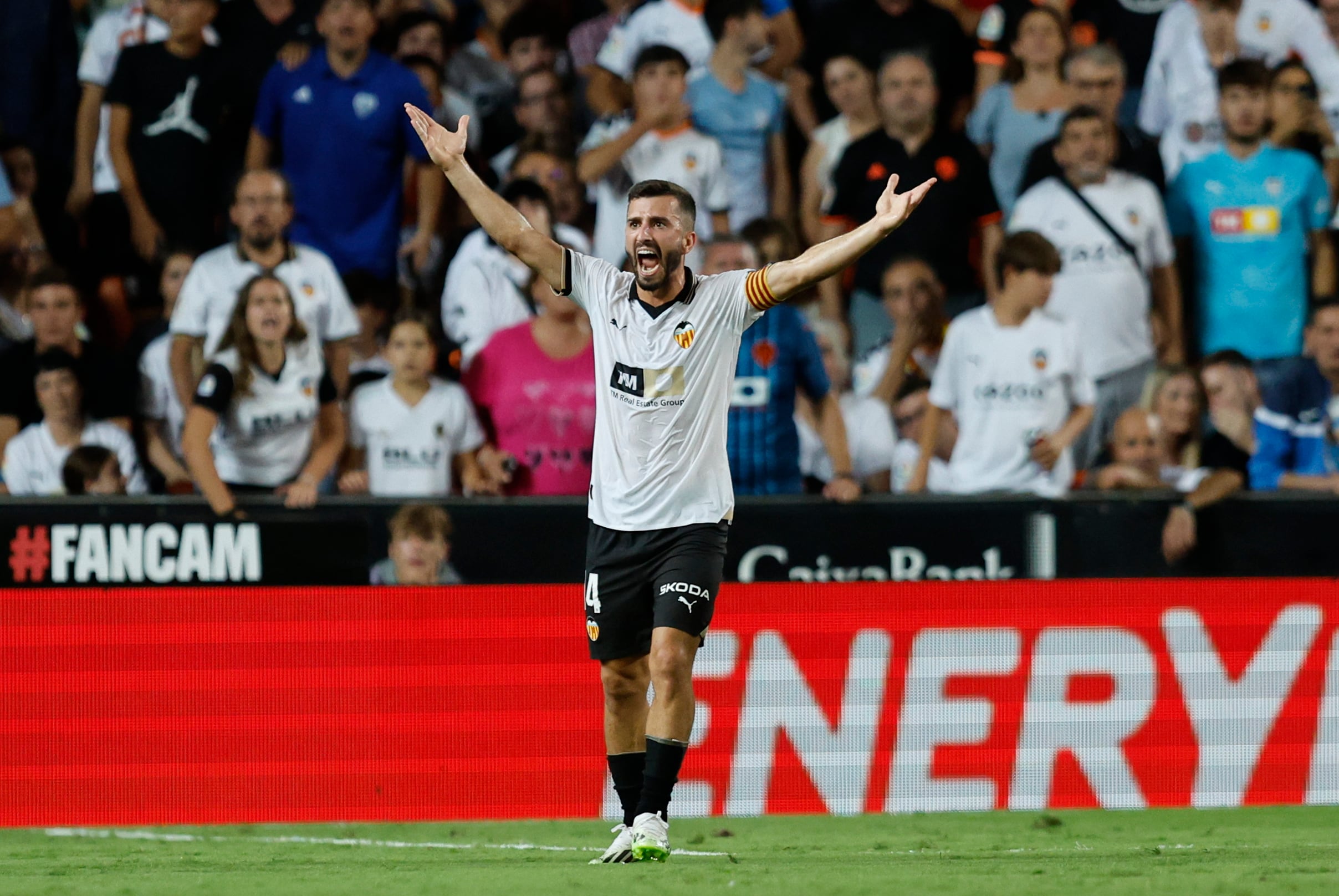 El lateral del Valencia José Gayá durante el encuentro de la jornada 7 de LaLiga EA Sports entre Valencia CF y Real Sociedad, este miércoles en el estadio de Mestalla en Valencia. EFE/ Biel Aliño