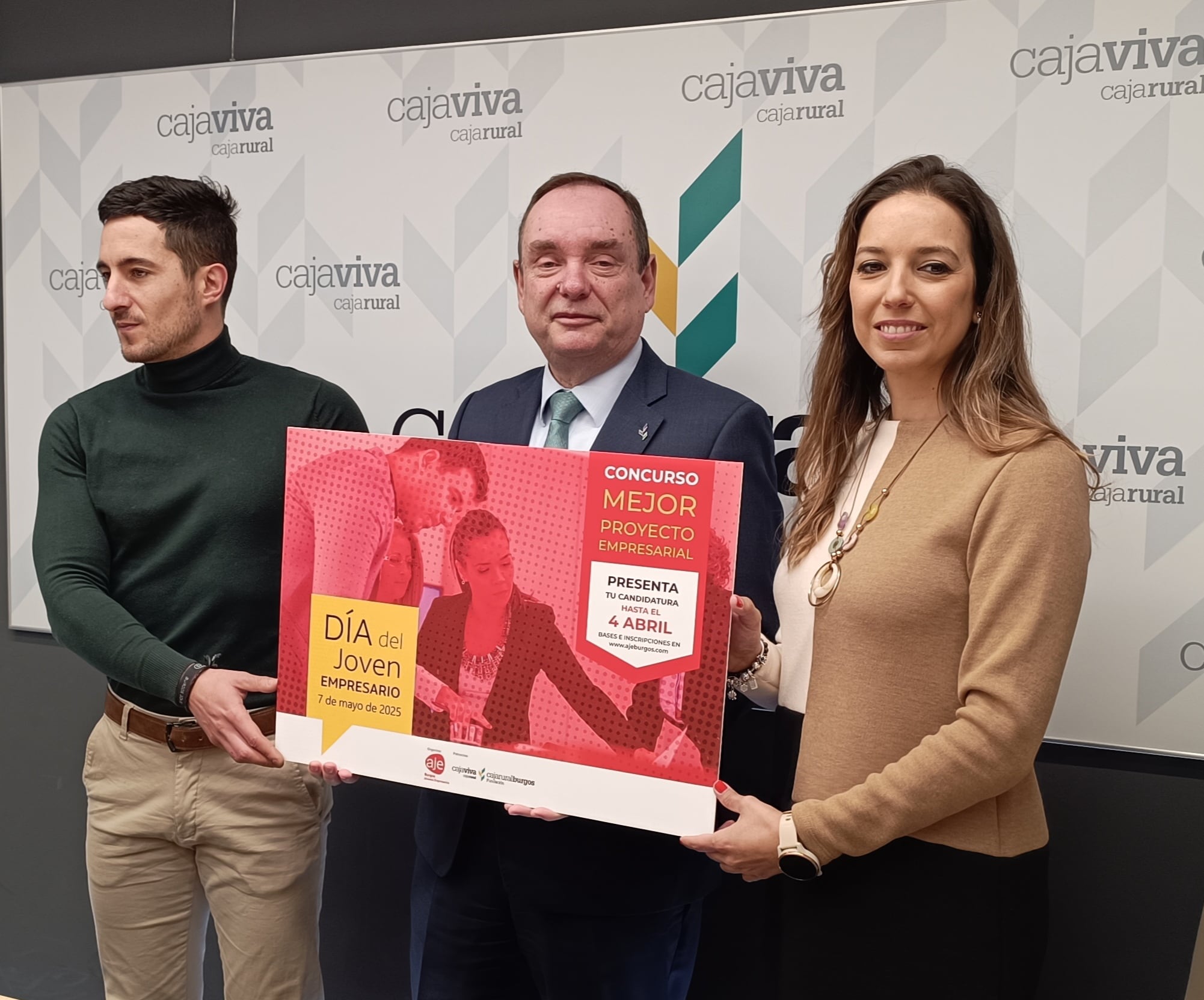 El director general de Caja Viva Caja Rural, Ramón Sobremonte, entre los directivos de AJE, Lucía Echevarrieta y Mario Pérez