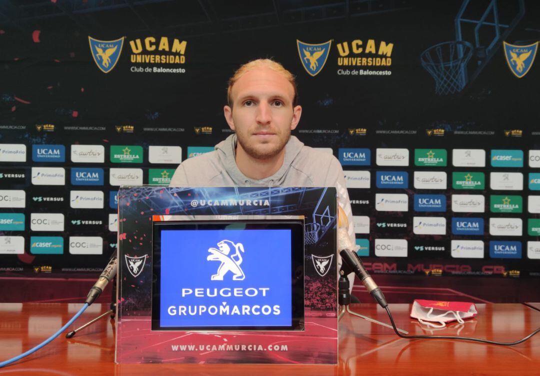 Conner Frankamp en la sala de prensa del Palacio