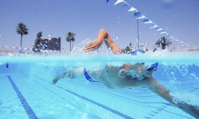 Un bañista disfruta del baño en la piscina