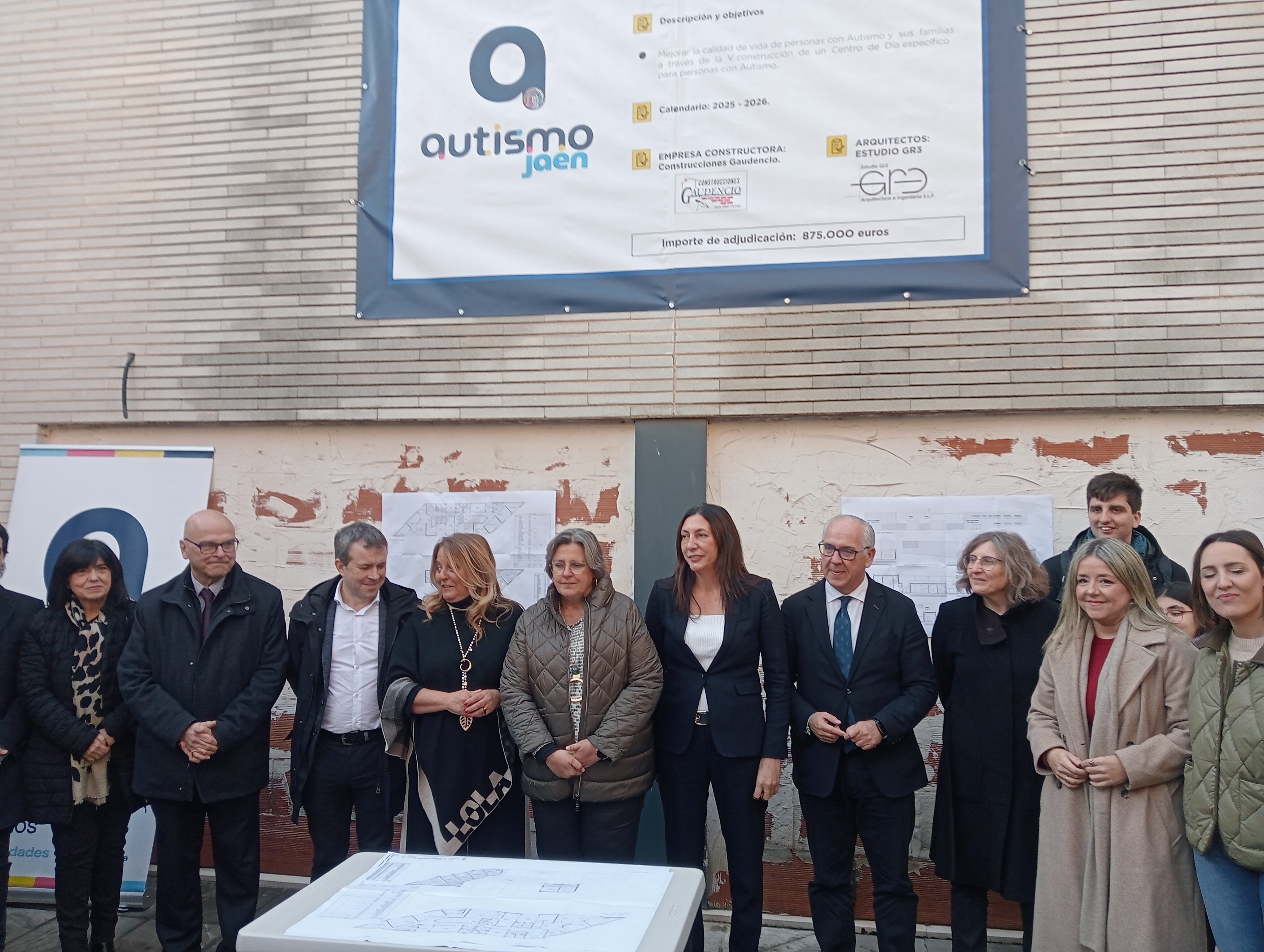 Foto de familia en la puesta de la primera piedra para el Centro de Día de Autismo Jaén