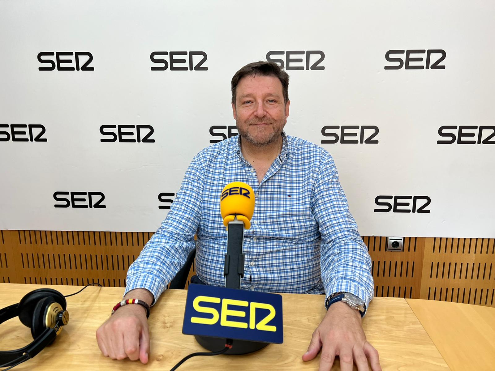 Juan Carlos Hernández en los estudios de Radio Murcia