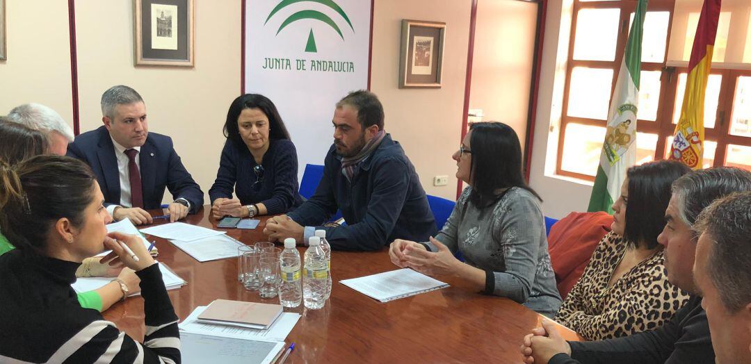 El delegado de Educación, Antonio Sutil, reunido con padres y madres de los menores afectados por el problema del transporte escolar en Alcaudete.