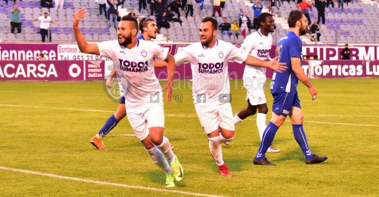 Pedro Beda celebra el tanto del empate en el partido de ida ante el Socuéllamos.