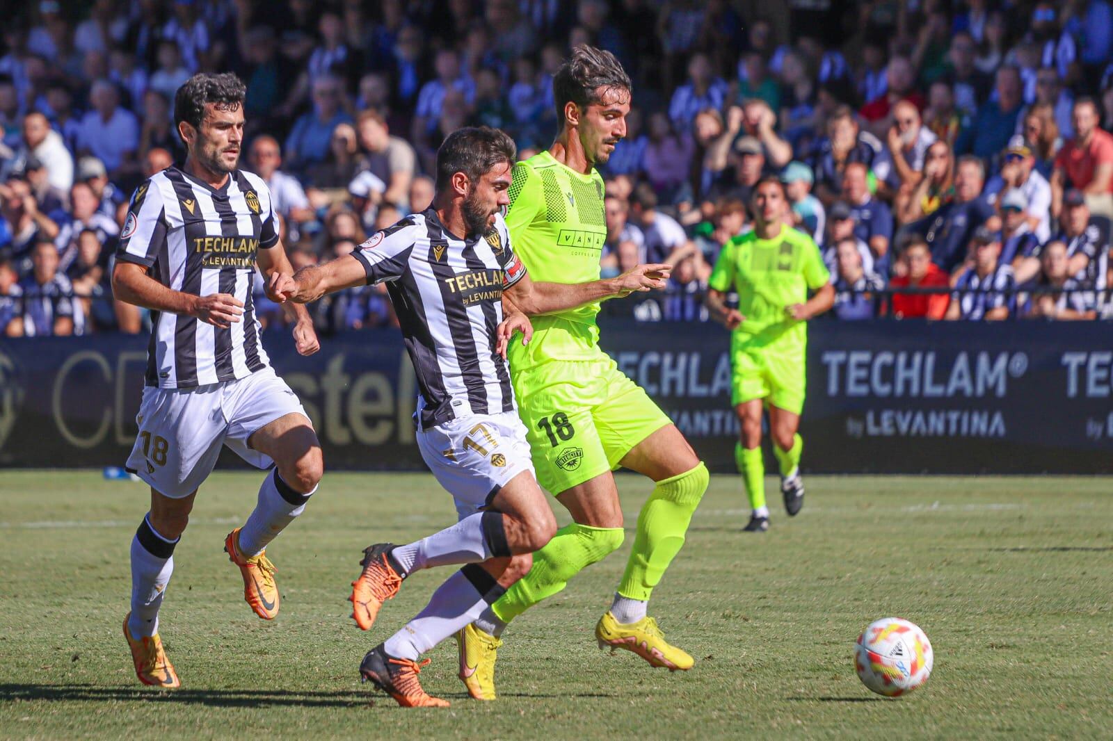 Soldevila pugna un balón con un jugador del CD Castellón