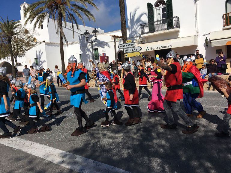 Una de las comparsas recorriendo las calles de Sant Josep