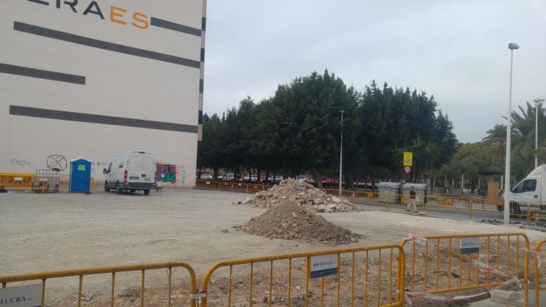 Solar que se está habilitando para que funcione como aparcamiento