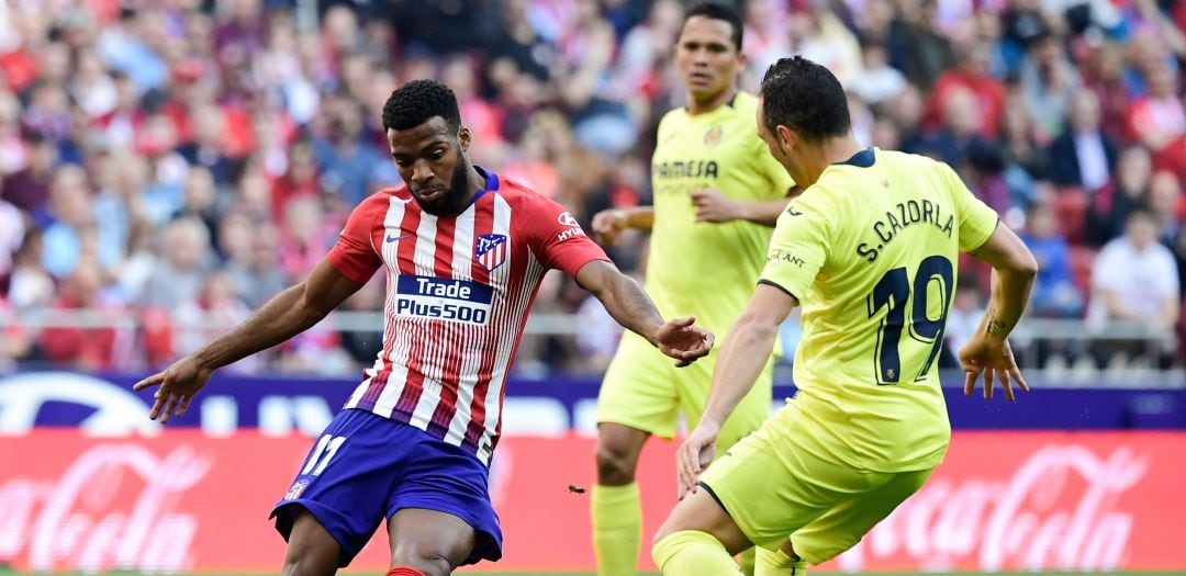 Lemar y Cazorla pugnan por llevarse la pelota en el Wanda Metropolitano