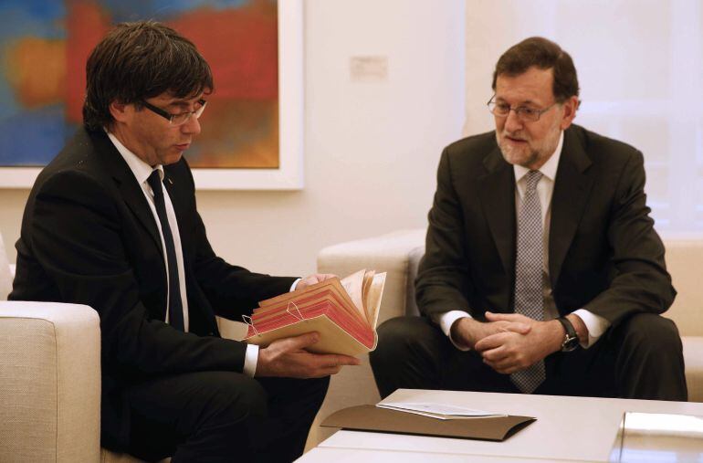 El president de la Generalitat, Carles Puigdemont, con el Quijote que Rajoy le regaló el miércoles.
