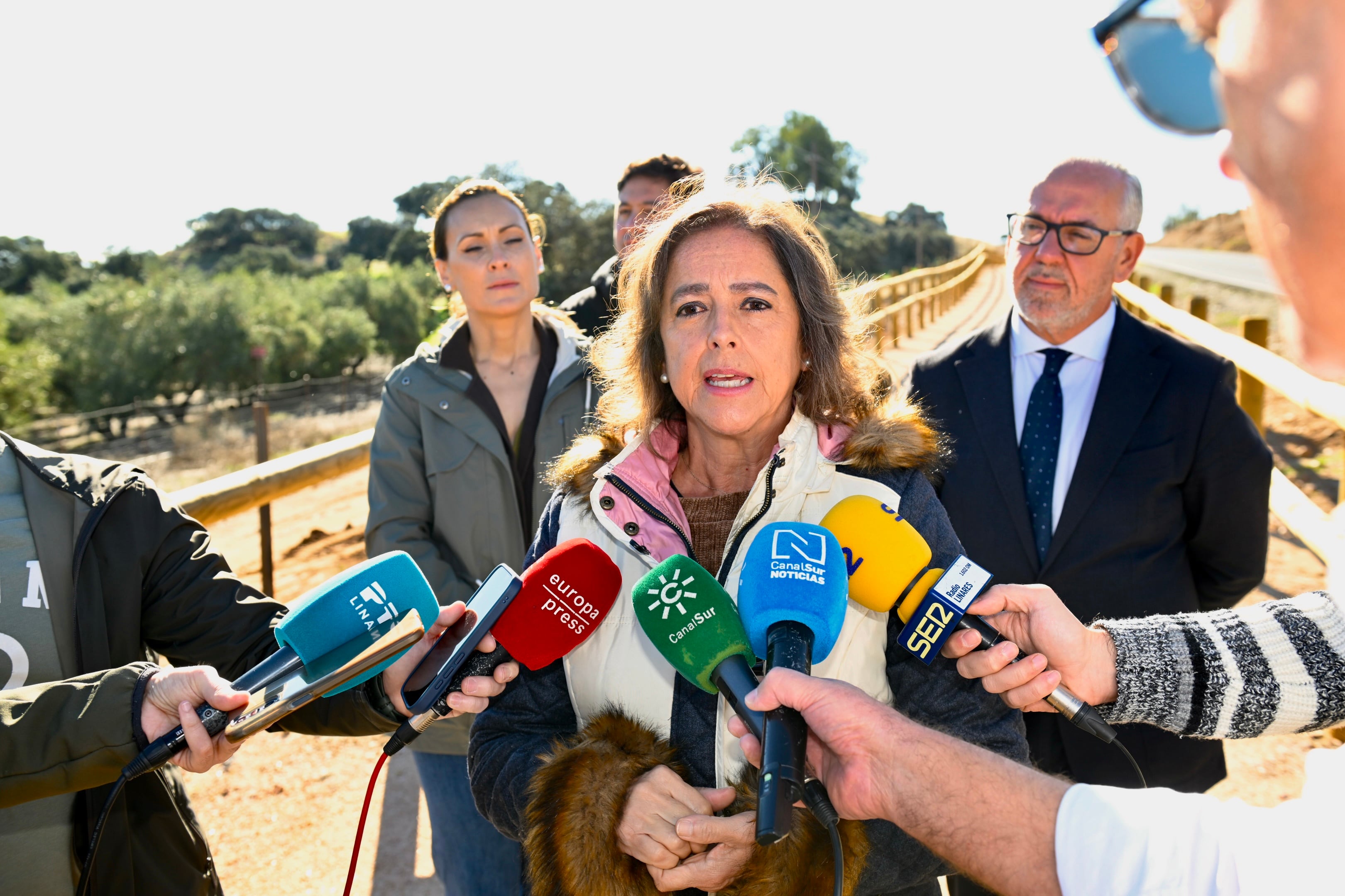 Catalina García atiende a los medios de comunicación.