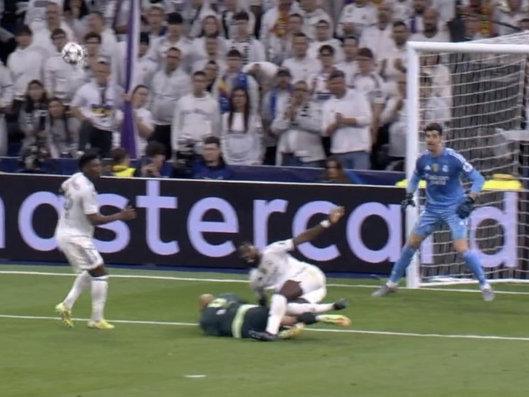 Fotograma del agarrón de Rudiger sobre Haaland