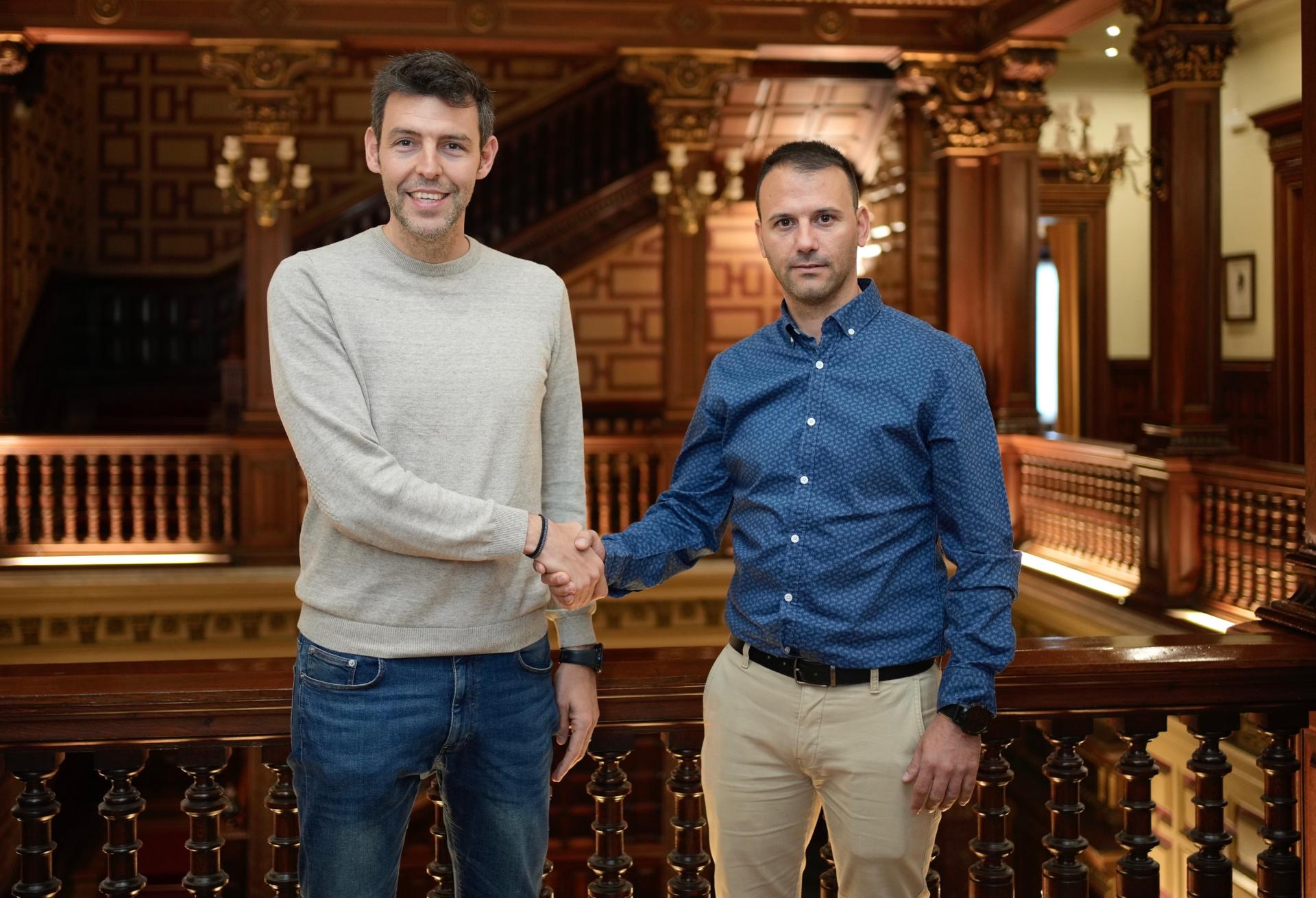 El director de Lezama, Sergio Navarro, junto al nuevo entrenador del Bilbao Athletic, Álex Pallarés