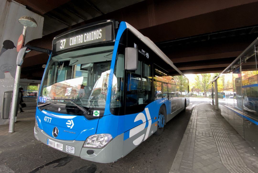 Un autobús de la EMT de la línea 37 de Cuatro Caminos durante su ruta por Madrid