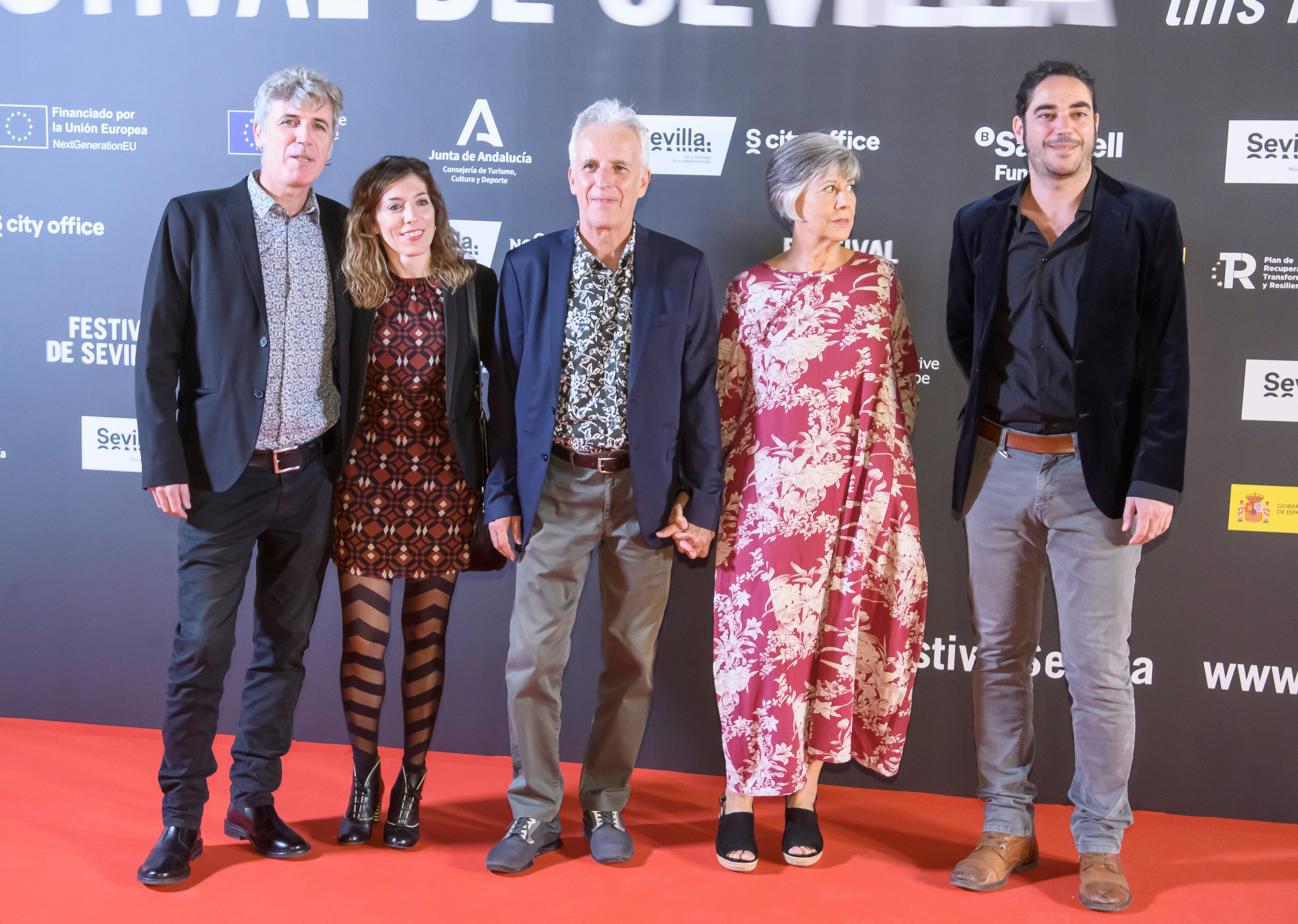 SEVILLA, 04/11/2022.- El equipo de la película documental &quot;Un día Lobo López&quot;, el director Alejandro G. Salgado (d), el cantante Kiko Veneno (c) y la productora Irene Hens (2-i), entre otros, a su llegada a la gala inaugural del Festival de Cine de Sevilla celebrada este viernes en el Teatro Lope de Vega. EFE/Raúl Caro
