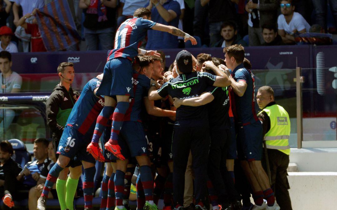 Los jugadores del Levante celebran el tercer gol marcado al Rayo Vallecano, obra del delantero David Remeseiro &quot;Jason&quot;