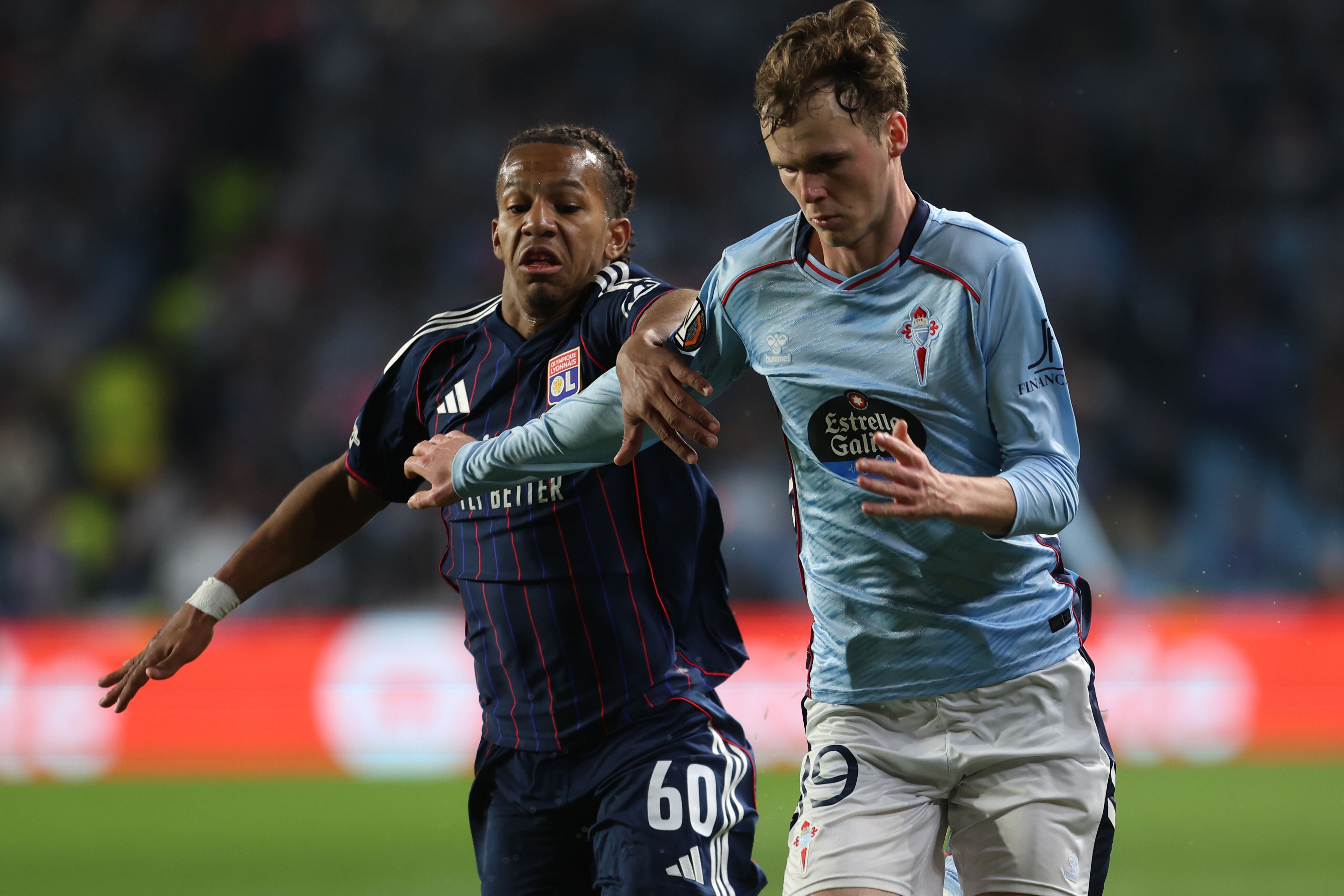 VIGO (PONTEVEDRA), 12/03/2026.- El delantero sueco del Celta Williot Swedberg (d) pelea un balón durante el partido de ida de los octavos de final de la Liga Europa que Celta y Olympique de Lyon disputan este jueves en el estadio de Balaídos, en Vigo. EFE/Salvador Sas