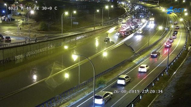 La M-40, inundada por las fuertes lluvias en el centro de la Península.