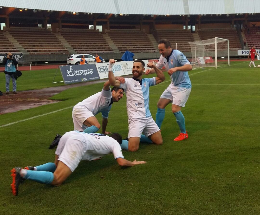 Oscar Primo, celebrando uno de sus goles con el Compos hace dos temporadas