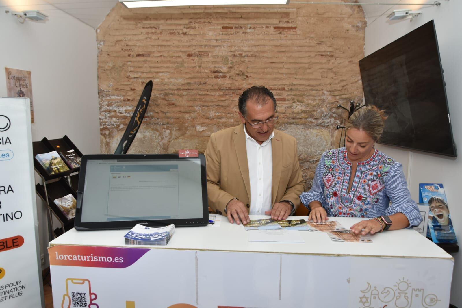 Santiago Parra, edil de Turismo junto a una técnico de la oficina de Turismo