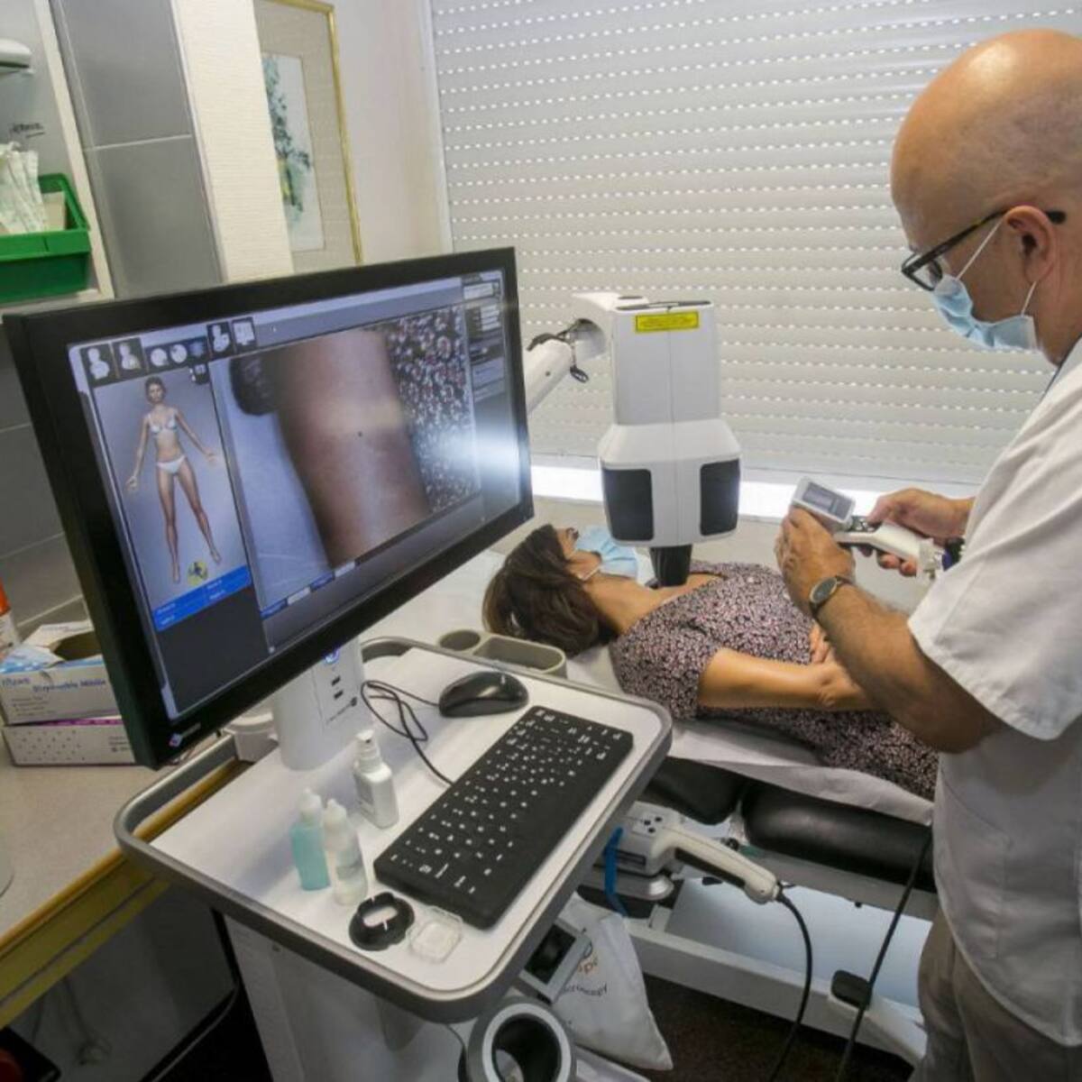 José Bañuls: "Los casos de melanoma se han reducido un 20% pero no significa que haya bajado la incidencia"