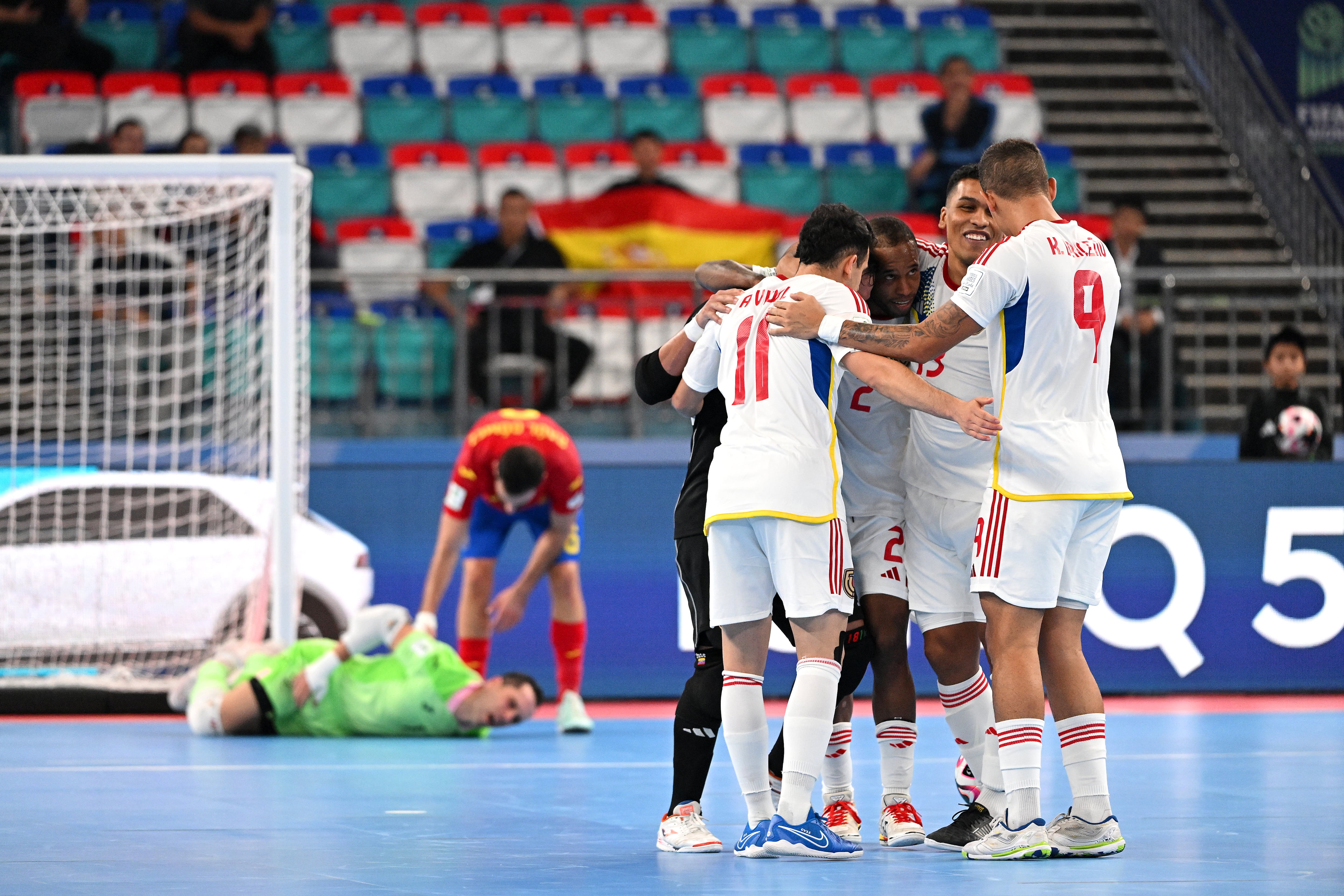 Los jugadores de Venezuela celebran el primer gol ante España