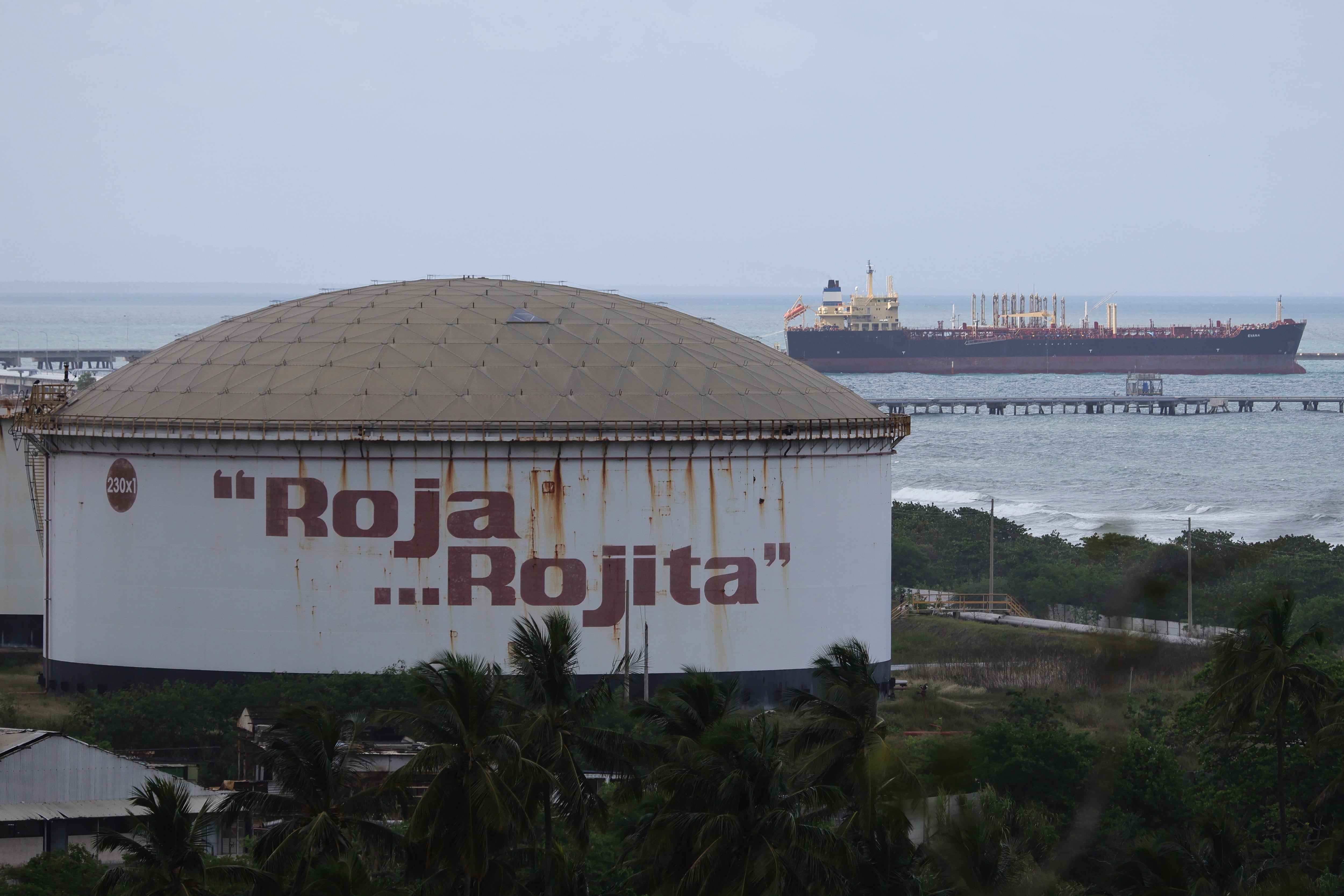 Tanque de almacenamiento de petróleo en la refinería El Palito de Puerto Cabello (Venezuela)