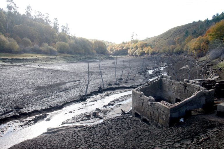 Vista del embalse de Eiras, que abastece de agua a la ciudad de Vigo y que se encuentra a menos del 30% de su capacidad, lo que plantea un problema muy grave de abastecimiento muestra de la sequía que vive Galicia.