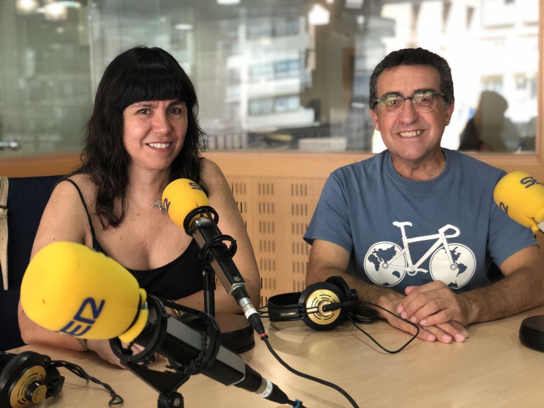 Cristina Arana i Albert Tudela, dues persones que fan un mentoratge a una persona refugiada
