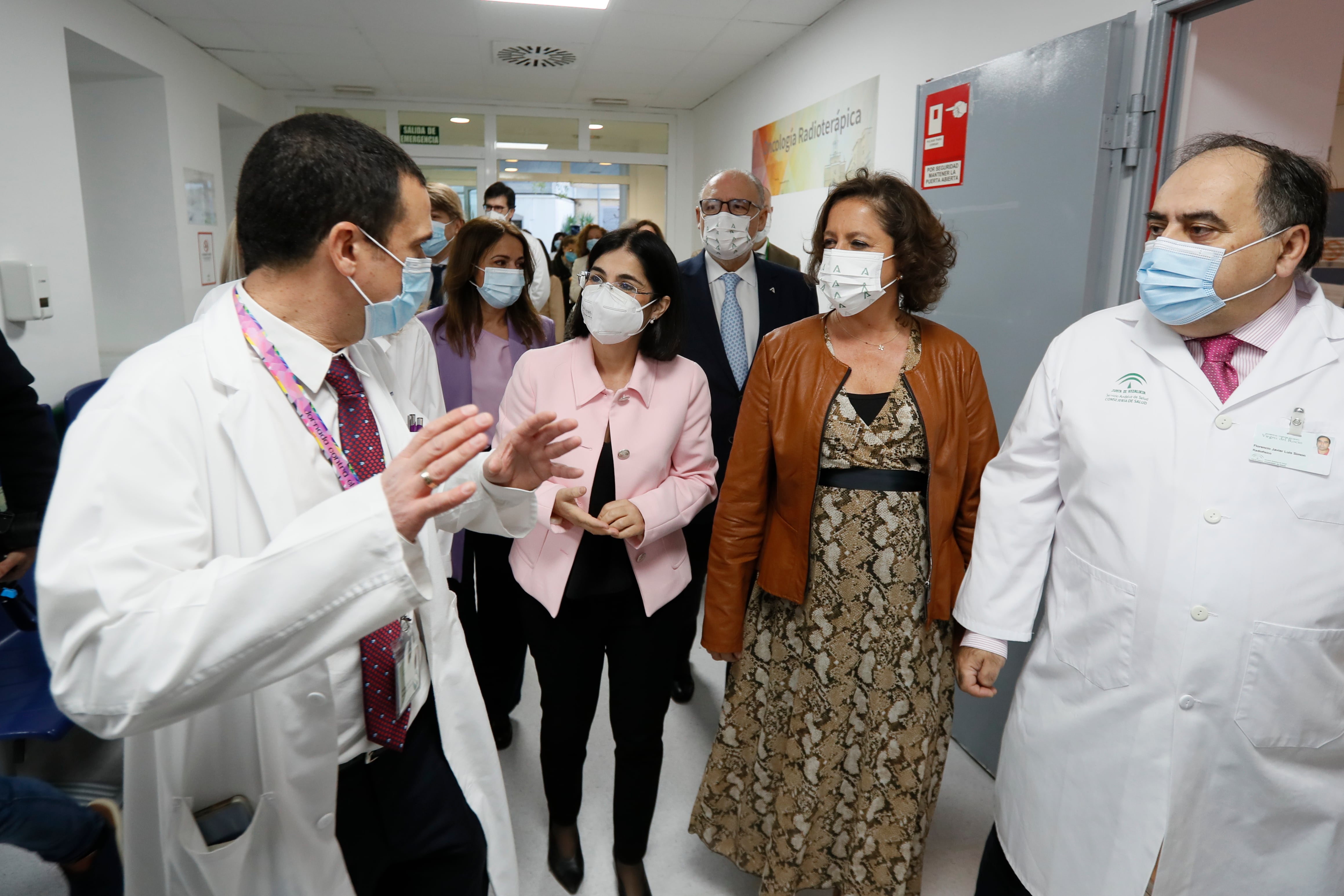 SEVILLA, 23/02/2023.- La ministra de Sanidad, Carolina Darias (c), y la consejera de Salud y Consumo de la Junta de Andalucía, Catalina García, visitan el Hospital Universitario Virgen del Rocío de Sevilla, este jueves. EFE/ Jose Manuel Vidal
